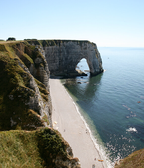 Vue panoramique d'Étretat - Un bijou côtier illustrant l'engagement de Breard Invest Immobilier envers des propriétés exceptionnelles en Normandie.
